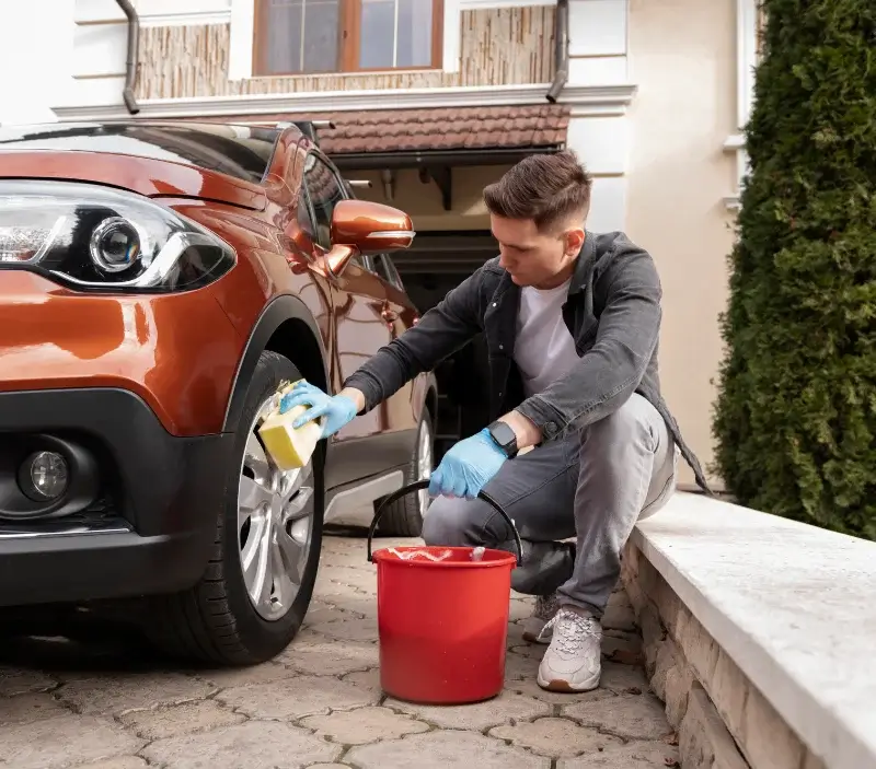 Lavage auto à domicile La Chaize-le-Vicomte : professionnel intervenant sur un véhicule